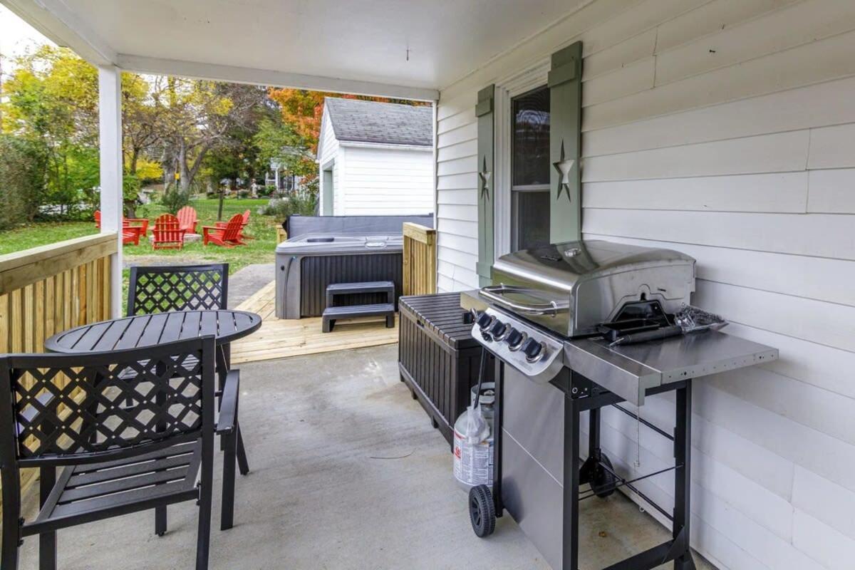 New River Gorge Cottage W Hot Tub, Fire Pit, Grill Oak Hill エクステリア 写真