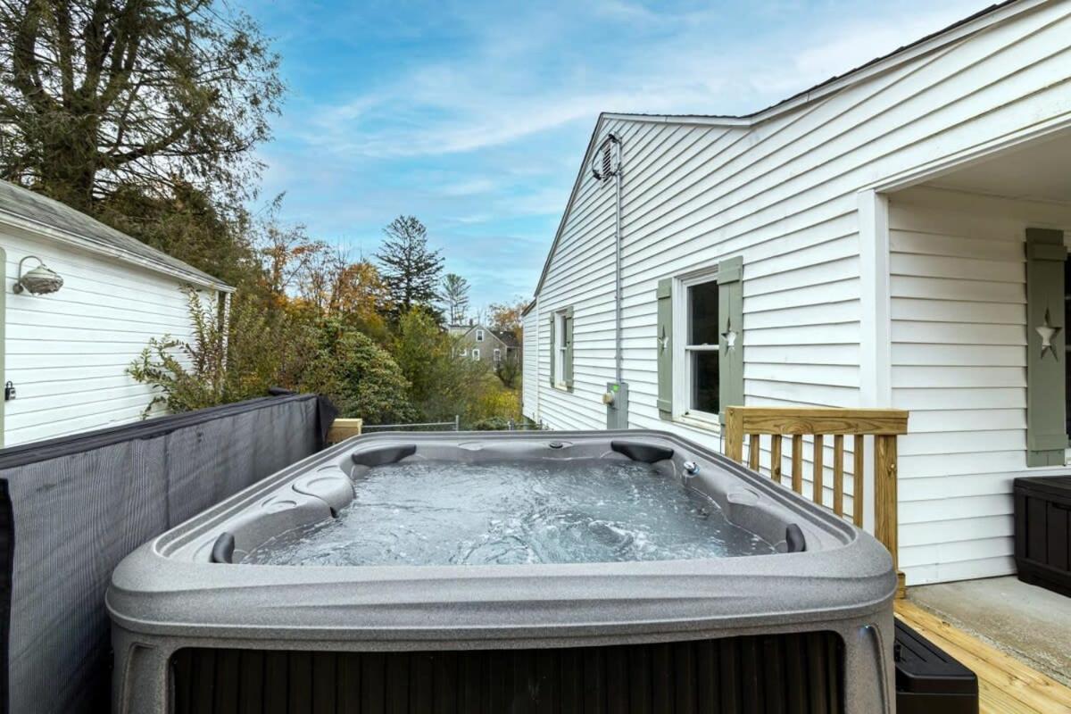 New River Gorge Cottage W Hot Tub, Fire Pit, Grill Oak Hill エクステリア 写真