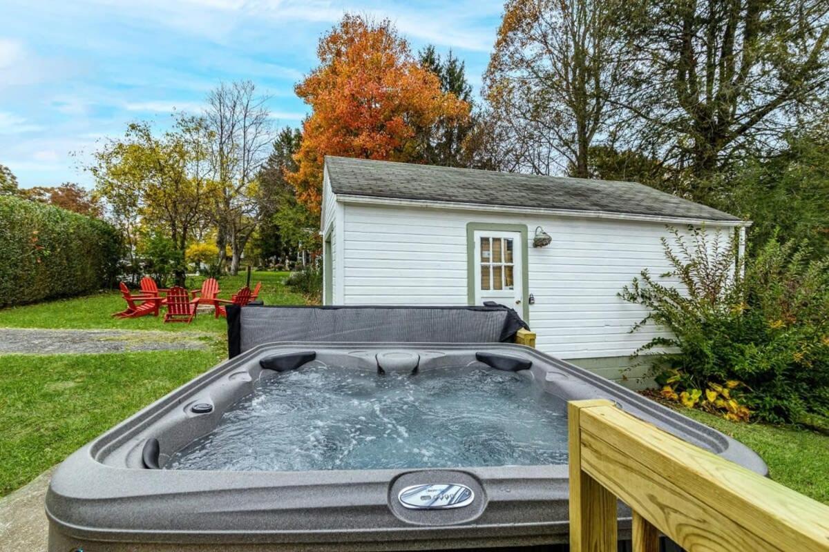 New River Gorge Cottage W Hot Tub, Fire Pit, Grill Oak Hill エクステリア 写真